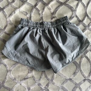 Lululemon Hotty Hot Low-Rise Lined Shorts in Rhino Grey sz 2